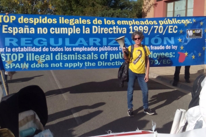 Pancarta en los exteriores del Pabellón Luis Arroyo-Flores del Sil.- E. PRESS