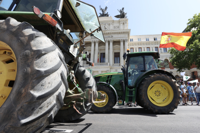 Agricultores y ganaderos se desplazan en tractores hasta Madrid, para reclamar ayudas contra el sector primario por la sequ?a extrema.