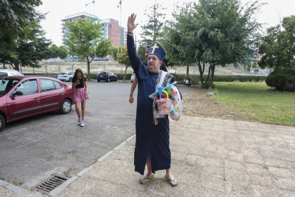 El hostelero Juan López, vota disfrazado de 'obispo playero' en el Colegio Público La Palomera de León. -ICAL