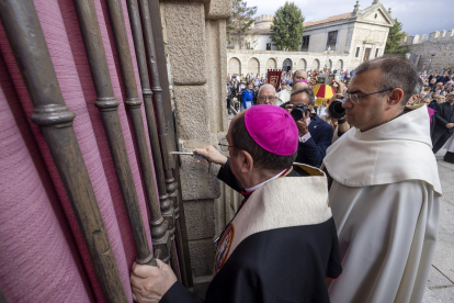 Clausura el Año Jubilar Teresiano de Ávila. Durante la clausura se procedió al cierre de la Puerta Santa en un acto en el que estuvo presente la reliquia de Santa Teresa de Jesús.- ICAL