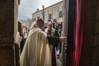 Clausura el Año Jubilar Teresiano de Ávila. Durante la clausura se procedió al cierre de la Puerta Santa en un acto en el que estuvo presente la reliquia de Santa Teresa de Jesús.- ICAL