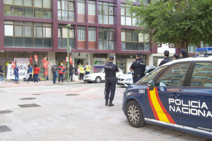 Imagen de la concentración frente a la sede de la calle Federico Olmeda. ECB