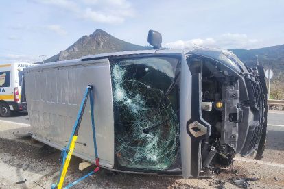 Herido grave uno de los cuatro ocupantes de una furgoneta que volcó en Sobrado (León). -ICAL