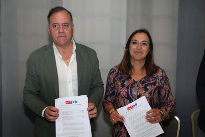 Domiciano Curiel y Miriam Andrés firman el acuerdo de gobierno Vamos Palencia-PSOE.-ICAL