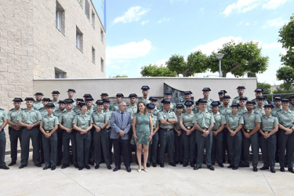 Foto de familia de los guardias civiles en prácticas con la delegada del Gobierno en Castilla y León, Virginia Barcones. -ICAL