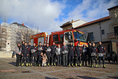 El alcalde de León, José Antonio Diez, presenta el calendario con el cuerpo de bomberos de la capital.- ICAL