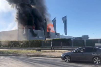 Un incendio calcina parte de las instalaciones del concesionario de Mercedes-Benz en Burgos. -ICAL