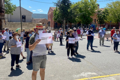 Protestas de los ciudadanos ante el cierre de uno de los consultorios rurales de la provincia de Segovia.  ICAL