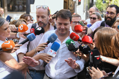 El presidente de la Junta de Castilla y León, Alfonso Fernández Mañueco a su llegada a la reunión de la Junta Directiva Nacional del Partido Popular tras las elecciones generales en la sede del PP. - EUROPA PRESS