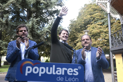 El presidente del Partido Popular de Castilla y León, Alfonso Fernández Mañueco, en La Bañeza junto al presidente del PP de León, Javier Santiago y el alcalde del municipio, Javier Carrera.- ICAL