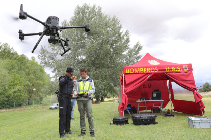 Dron de vigilancia en la macrofiesta universitaria de la ITA, que se celebra en el Parque Ribera Sur de Palencia. ICAL
