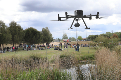 Dron de vigilancia en la macrofiesta universitaria de la ITA, que se celebra en el Parque Ribera Sur de Palencia. ICAL