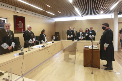 Estévez (izda.) durante la toma de posesión de la directiva del Colegio de Procuradores de Castilla y León celebrada en la sede del Tribunal Superior de Justicia. RAÚL OCHOA