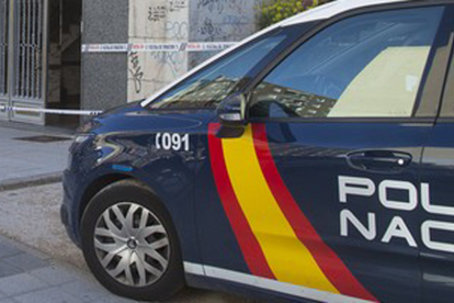 Un vehículo de la Policía Nacional, en Salamanca. | E. M.