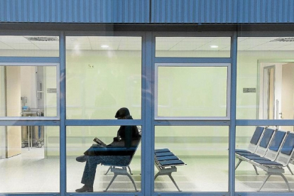 Una persona permanece en la sala de espera del Hospital Universitario de Burgos.- E.M.