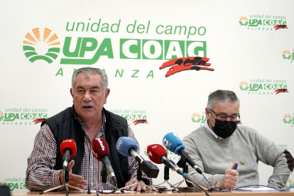 El coordinador autonómico de COAG, Lorenzo Rivera, y el secretario general de UPA Castilla y León, Aurelio Aurelio González (I).- ICAL