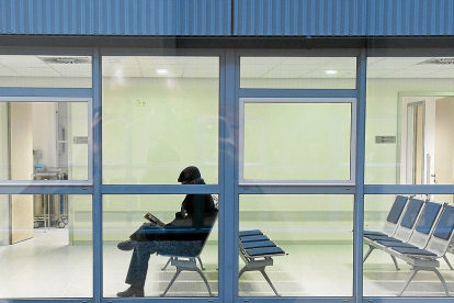 Un paciente aguarda su turno en una sala de espera del nuevo hospital de Burgos. ICAL