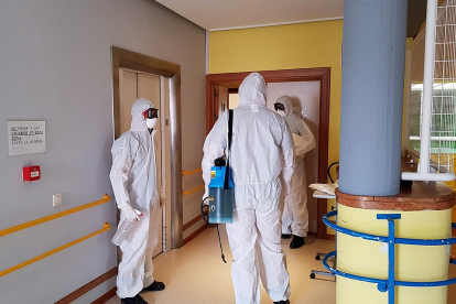 Trabajos de desinfección de la UME en Zamora.- ICAL