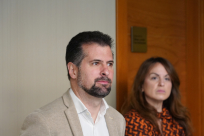El portavoz del PSOE en las Cortes, Luis Tudanca, junto a Patricia Gómez, instantes antes de comenzar la Junta de Portavoces. ICAL