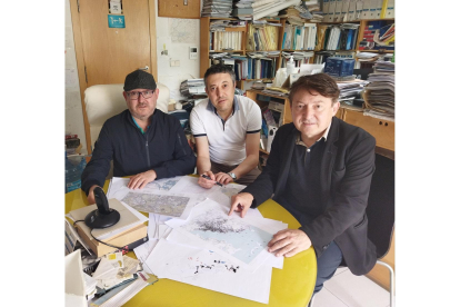 Roberto, Ángel y Samuel Folgueral en la sede de su empresa S.E.P.I.A. con planos de Vigo.- E. M.