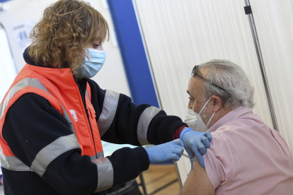 Imagen de archivo de la vacunación en Burgos con AstraZeneca. / ICAL