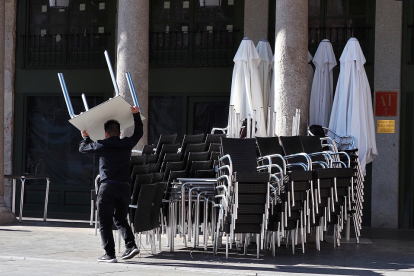 Un camarero coloca una terraza en Valladolid. MIGUEL ÁNGEL SANTOS (PHOTOGENIC)