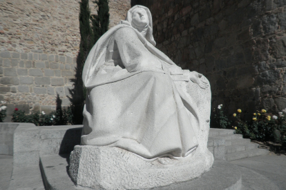 Escultura que recuerda a Santa Teresa de Jesús, a los pies de la Muralla de Ávila. EM