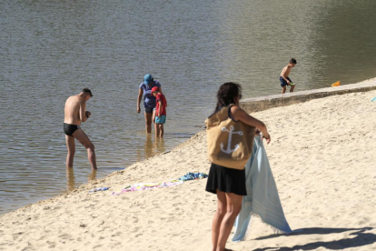 Gente disfrutando de las altas temperaturas en la Playa de las Moreras.- J. M. LOSTAU