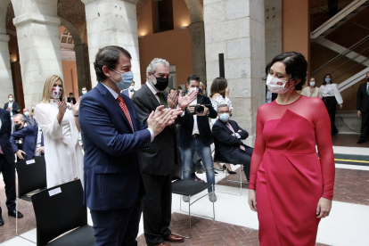 Alfonso Fernández Mañueco aplaude a Isabel Díaz Ayuso durante la toma de posesión en la Asamblea de Madrid.- ICAL