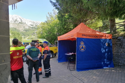 El Grupo de Rescate de Protección Civil  y los Grupos del GREIM durante el rescate en la cueva de Valporquero. Twitter: 112 Castilla y León