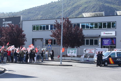 Concentración y huelga de 24 horas de la plantilla de Teleperformance en Ponferrada por los 158 despidos planteados por la empresa- ICAL