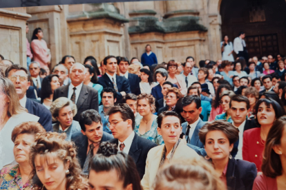 Primera promoción de la alumnos de periodismo de la Universidad Pontificia de Salamanca, en el acto de graduación de 1993.-E. M.