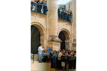 Primera promoción de la alumnos de periodismo de la Universidad Pontificia de Salamanca, en el acto de graduación de 1993.-E. M.