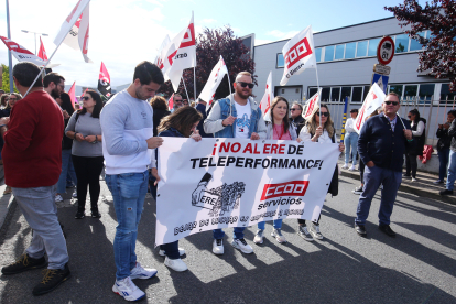 Concentración y huelga de 24 horas de la plantilla de Teleperformance en Ponferrada por los 158 despidos planteados por la empresa- ICAL