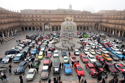 Salamanca acoge la XXVI edición del Guardia Urbano, una concentración de vehículos clásicos, en la Plaza Mayor - ICAL