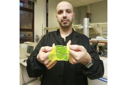 El investigador de la Universidad de Burgos Saúl Vallejos muestra un polímero en las instalaciones de la Universidad de Burgos. - I. L. MURILLO