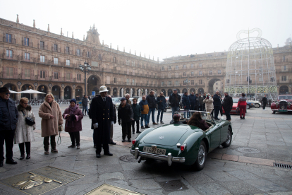 Salamanca acoge la XXVI edición del Guardia Urbano, una concentración de vehículos clásicos, en la plaza Mayor - ICAL