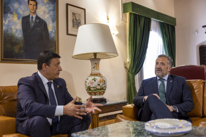Carlos Pollán con el presidente de la Diputación de Ávila, Carlos García.