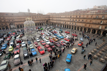 Salamanca acoge la XXVI edición del Guardia Urbano, una concentración de vehículos clásicos, en la plaza Mayor - ICAL