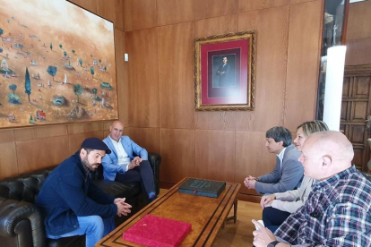 Imagen del encuentro entre el alcalde de León y miembros de Soria Ya, Teruel Existe y León Ruge.- E. M.