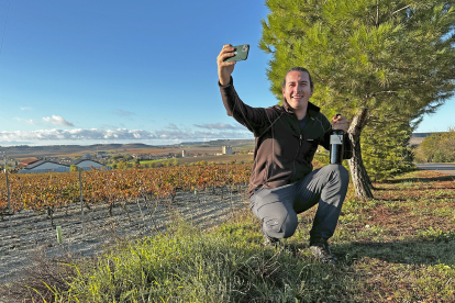 Juan Príncipe, el youtuber del vino, en el exterior de la bodega frente a una panorámica de Fuensaldaña.