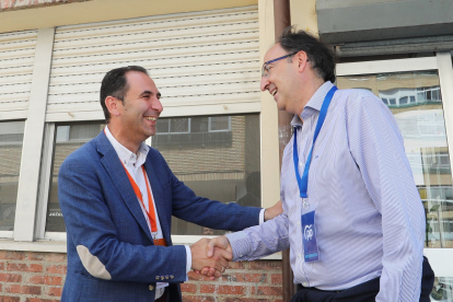 El alcalde y candidato de Cs a la Alcaldía de Palencia, Mario Simón, junto al candidato del PP, Alfonso Polanco.- ICAL