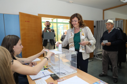 La candidata de Vox a la Alcaldía de Palencia, Sonia Lalanda, ejerce su derecho al voto en el CEAS Allende el Río.- ICAL
