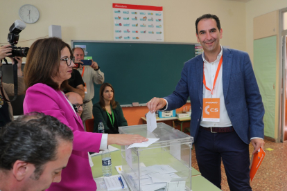 El alcalde y candidato de Cs a la Alcaldía de Palencia, Mario Simón, ejerce su derecho al voto en el Colegio Padre Claret.- ICAL