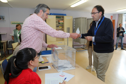El candidato del PP a la Alcaldía de Palencia, Alfonso Polanco, ejerce su derecho al voto en el Colegio Jorge Manrique.- ICAL