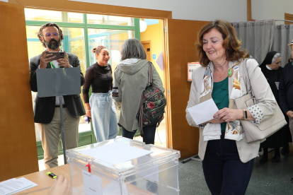 La candidata de Vox a la Alcaldía de Palencia, Sonia Lalanda, ejerce su derecho al voto en el CEAS Allende el Río.- ICAL