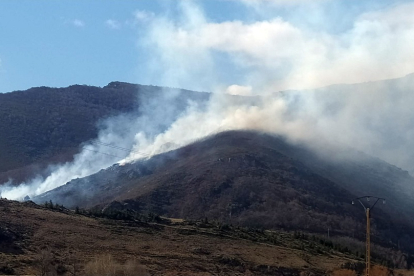 Incendio forestal en Sena de Luna, León. -ICAL