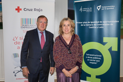 Rosa Urbón, presidenta provincial de Cruz Roja, y Enrique Pascual, presidente de la Cámara de Contratistas de Castilla y León. -ICAL