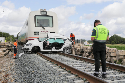 Un guardia civil de tráfico frente al choque del tren a un coche en un paso a nivel en Lugo.- EUROPA PRESS