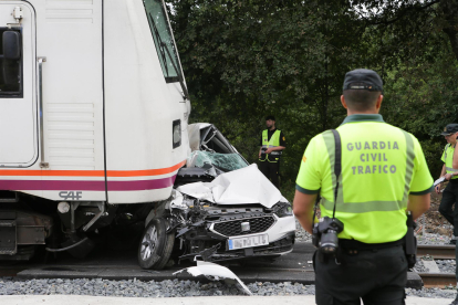Estado en el que quedó el vehículo de los tres jóvenes de León tras chocar con el tren en Lugo.-E. PRESS